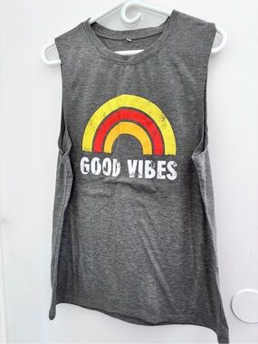 Good Vibes Summer Fun Gray Tank Top with Retro Yellow & Red Rainbow xL 44 x 27